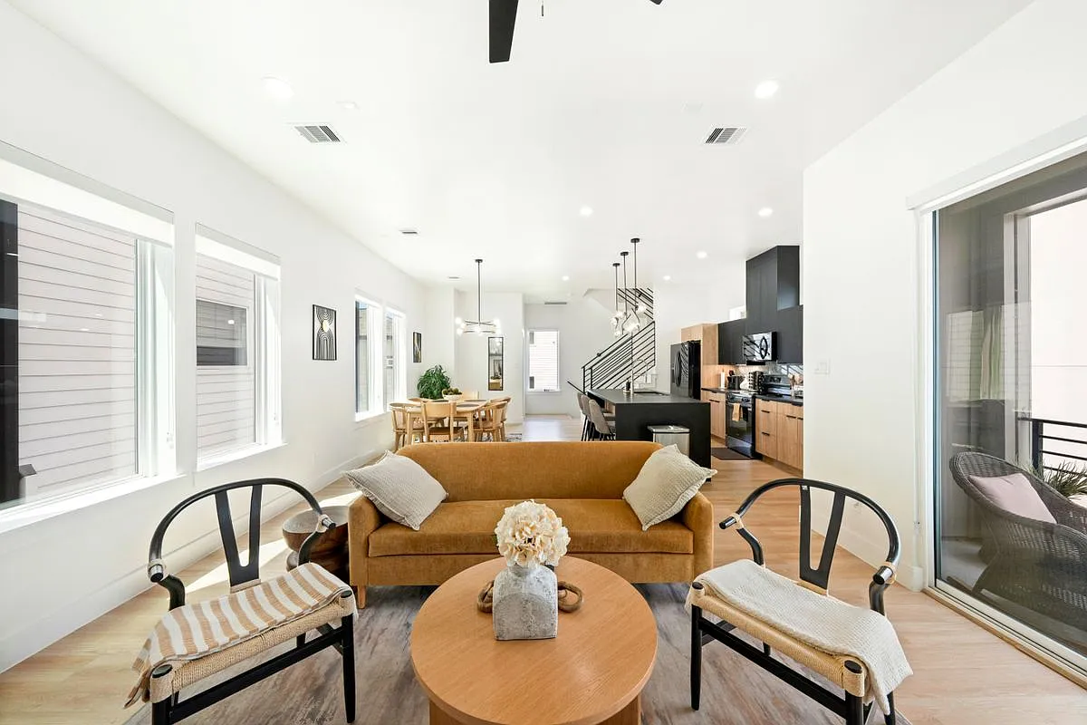 3 bed, 3.5 bath, 2455 sqft, $2,899 — Photo 4