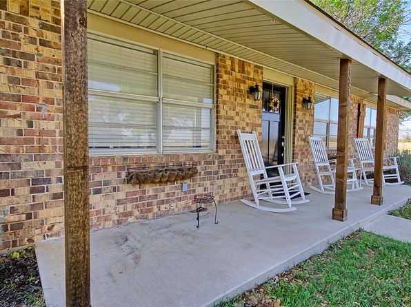 1210 Miller St, Bowie, TX 76230