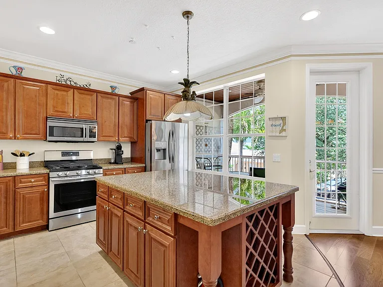 540 SW Akron Ave — Photo 11