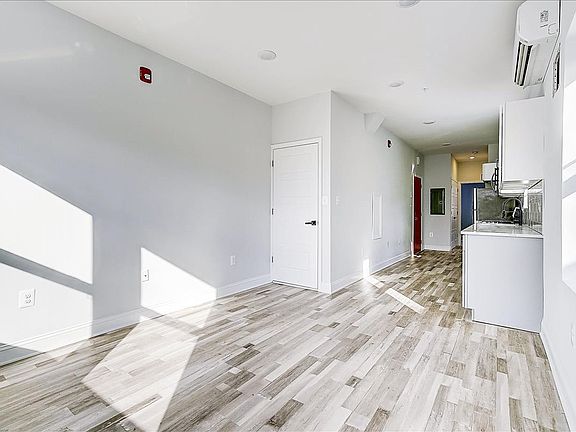 4th image of 906 S 51st St Floor 2