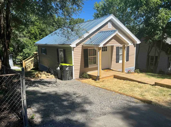 700 Hickory Ave, Pulaski, VA 24301