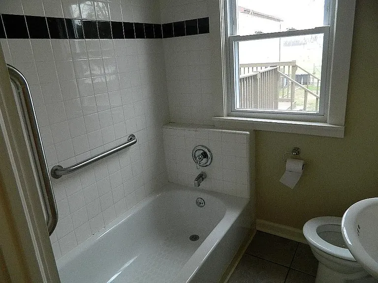 115 E Riverside Dr — Photo 25