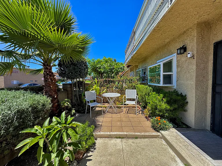 1671 E Kingsley Ave #B — Photo 3