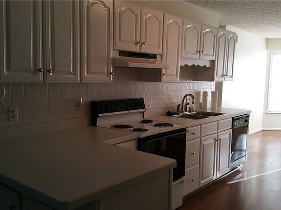 4th image of 323 Golf Dr
