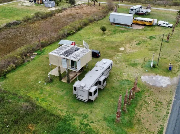 1106 N Tuna Dr, Crystal Beach, TX 77650