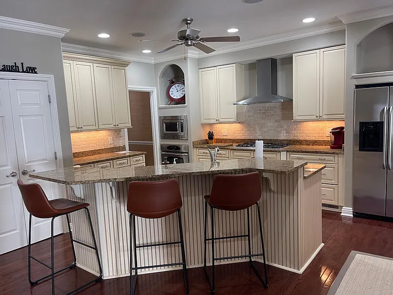 402 Georgetowne Ct — Photo 9