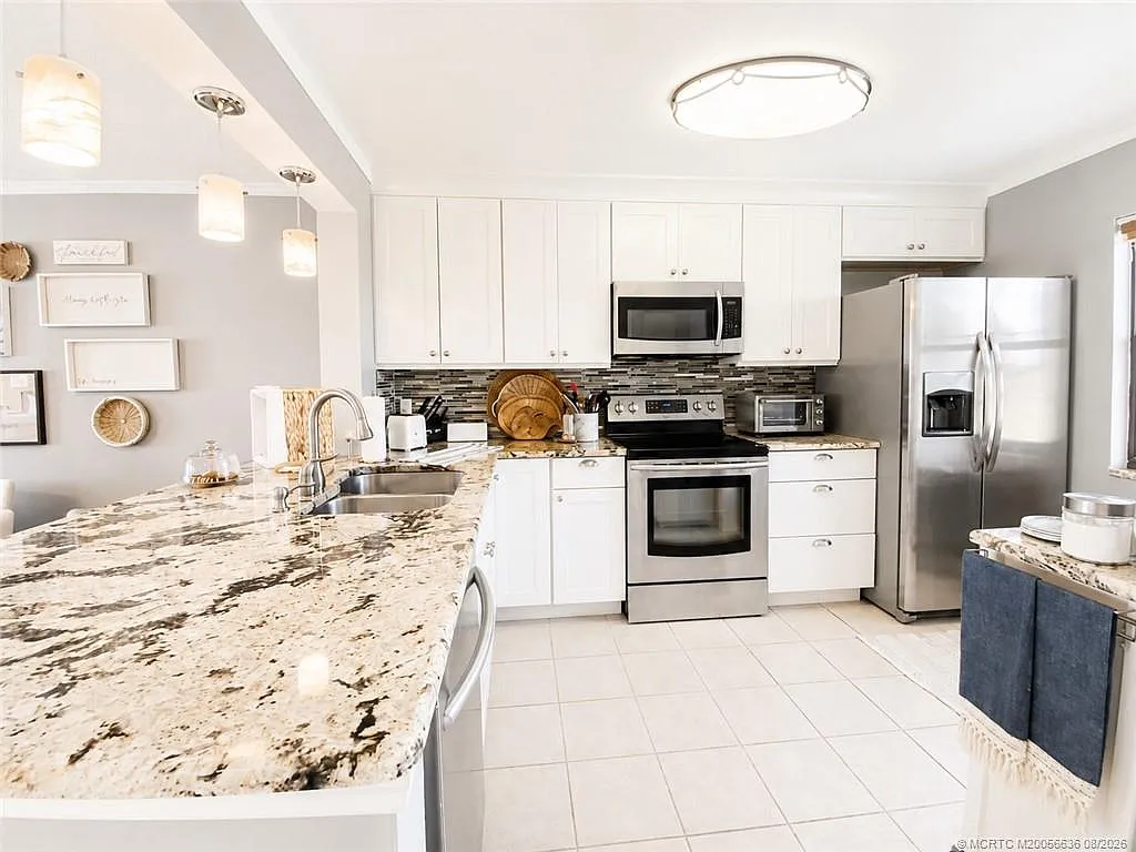 2 bed, 2.0 bath, 984 sqft, $5,550 — Photo 3