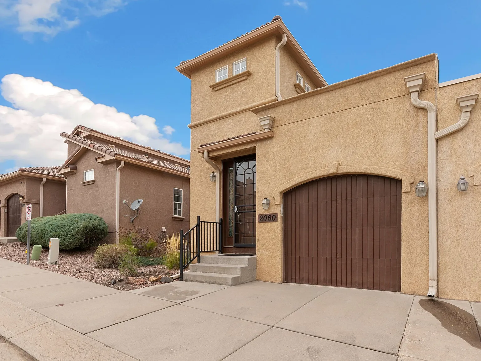3 bed, 2366 sqft, $2,200 — Photo 2