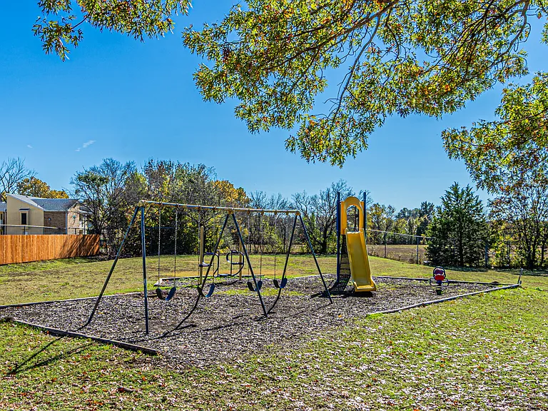 Thorn Manor Apartments — Photo 6