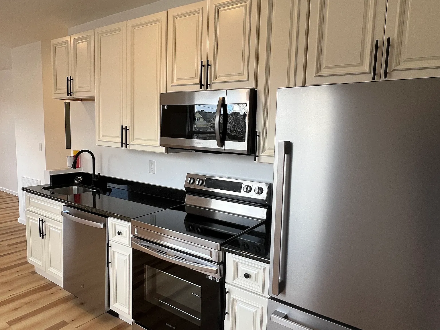3 bed, 1600 sqft, $1,600 — Photo 2