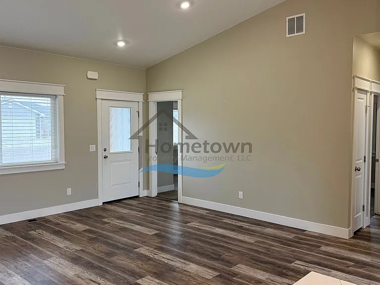 215 S Hills St — Photo 4