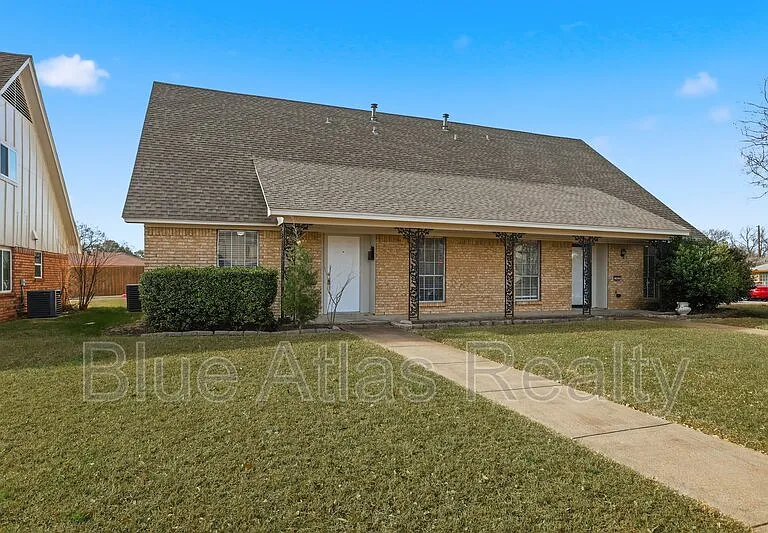 704 Skyline Dr — Photo 1