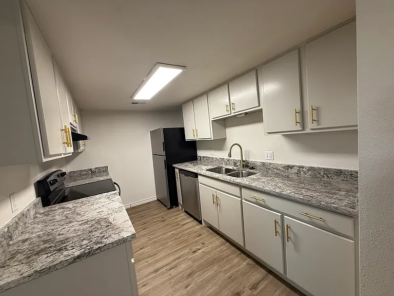 1505 W Pearl St #11 — Photo 3