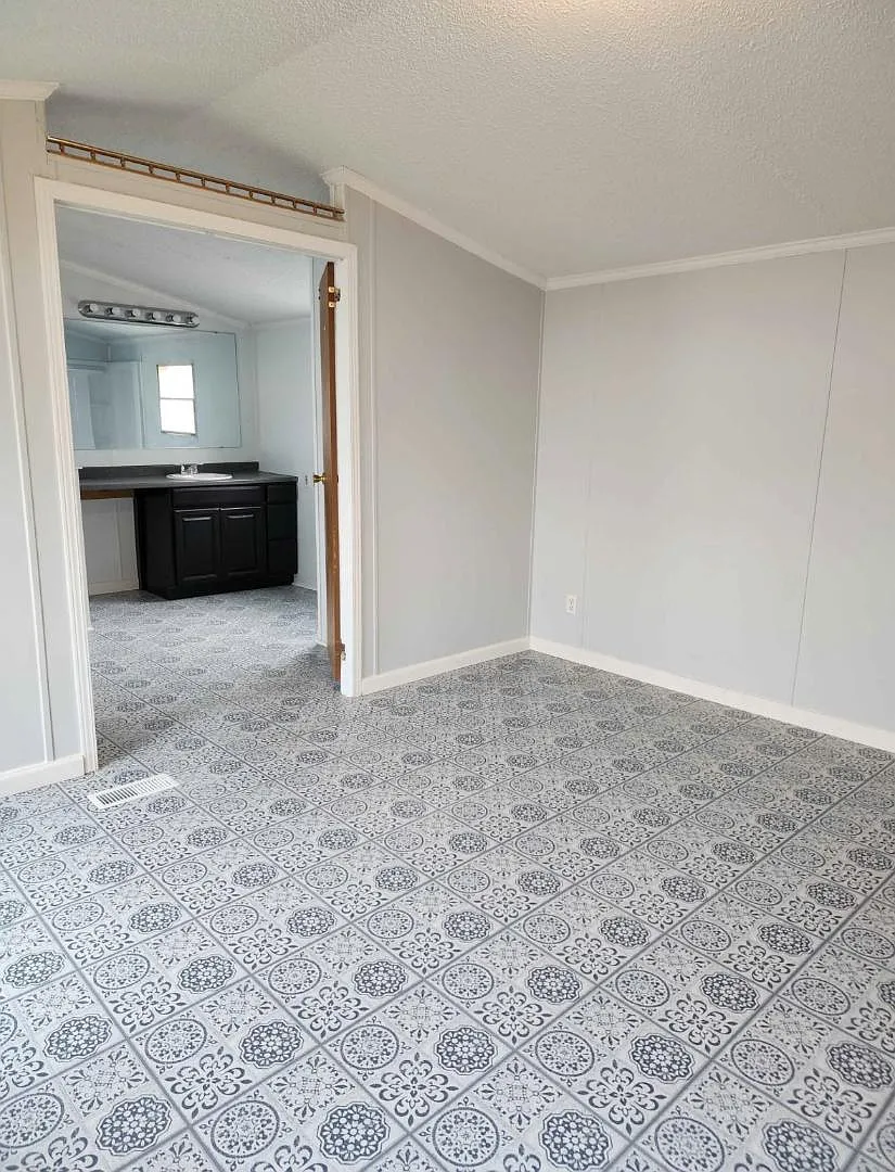 16 Windsor Ln — Photo 3