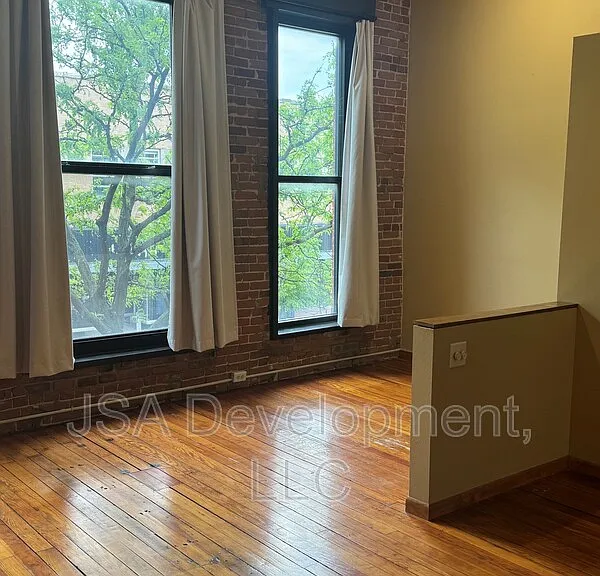 220-224 E 4th St #204 — Photo 4