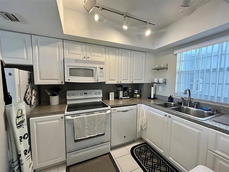 140 NE 28th Ave #305 — Photo 4