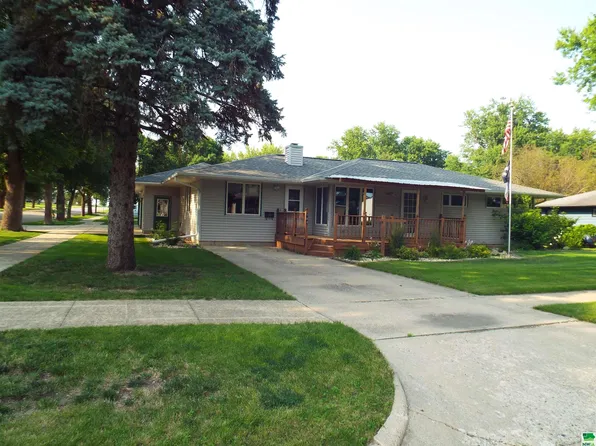 904 2nd St NE, Sibley, IA 51249