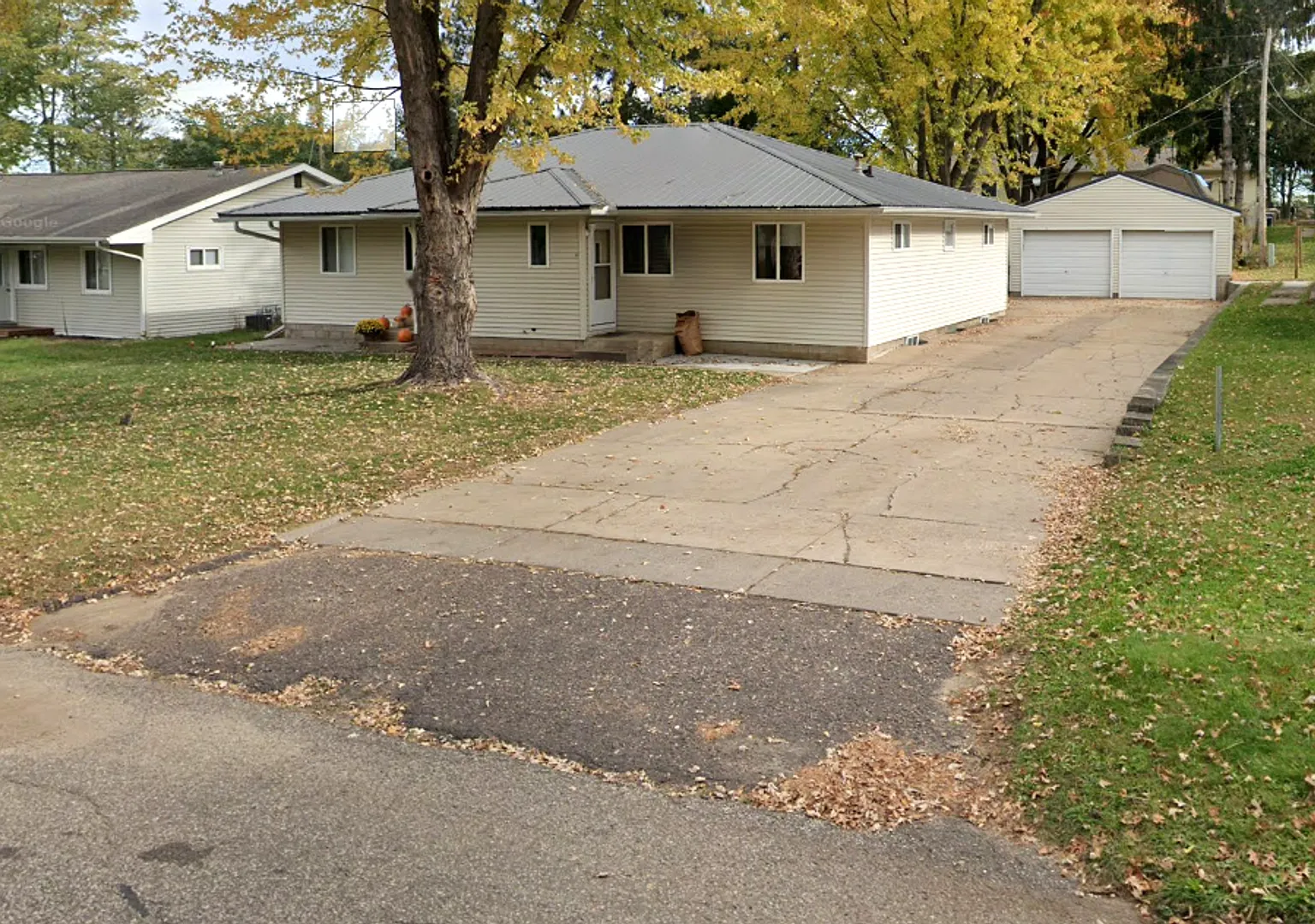 $1,075| 2BD 1BA| 3021 Blakeley Avenue | Available 11/1/2026! — Photo 1