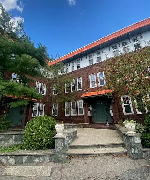 146 Irving Ave #B1 — Photo 3