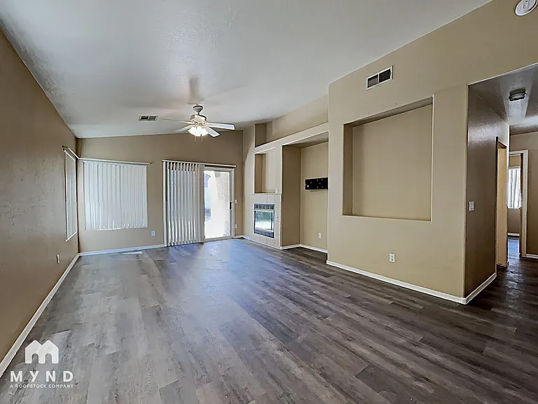 685 E Cantebria Dr — Photo 3