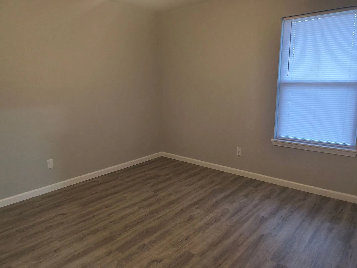 304 Grant Court St — Photo 2