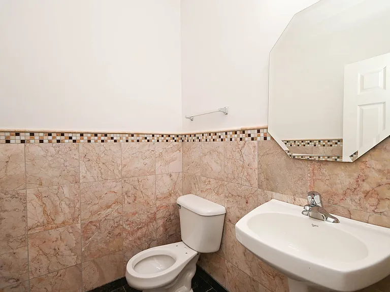 35 Thomas Ct — Photo 16