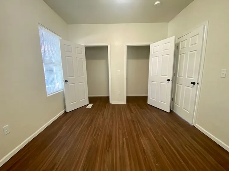 1172 E Walnut St — Photo 13