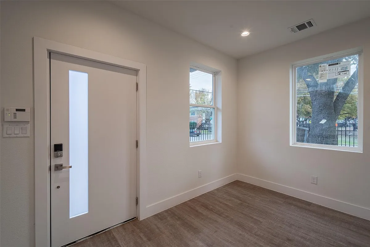 Building Photo - 1614 N Fitzhugh Ave #302