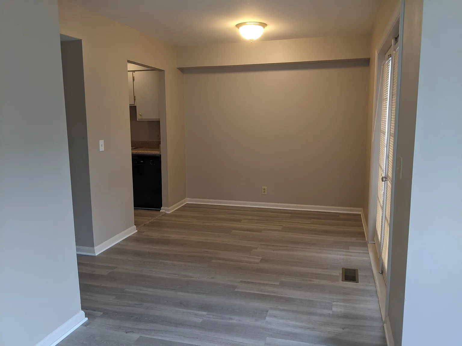 1 bed, 715 sqft, $1,300 — Photo 3