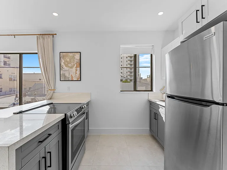 1144 SW 4th St #7 — Photo 5