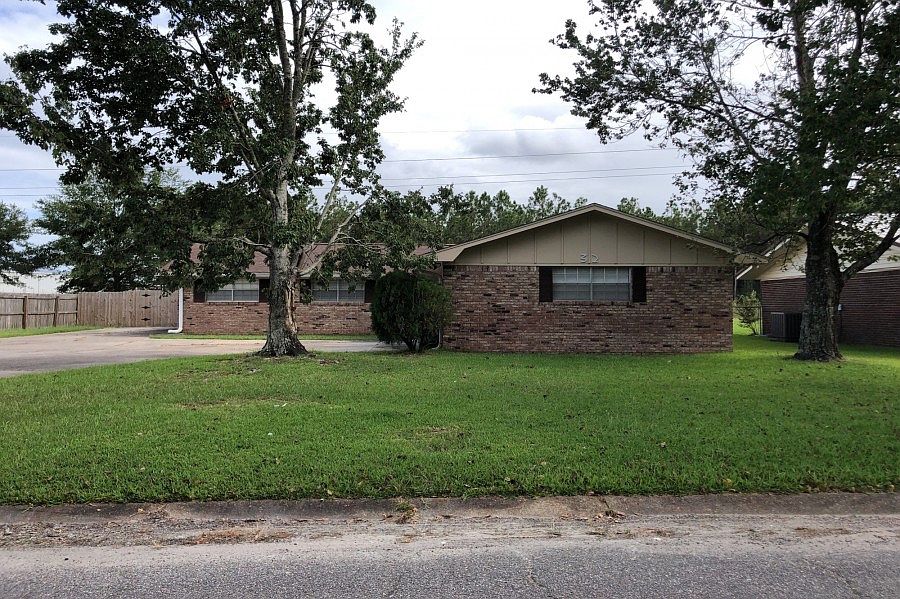 1st image of 32 Fleetwood Dr