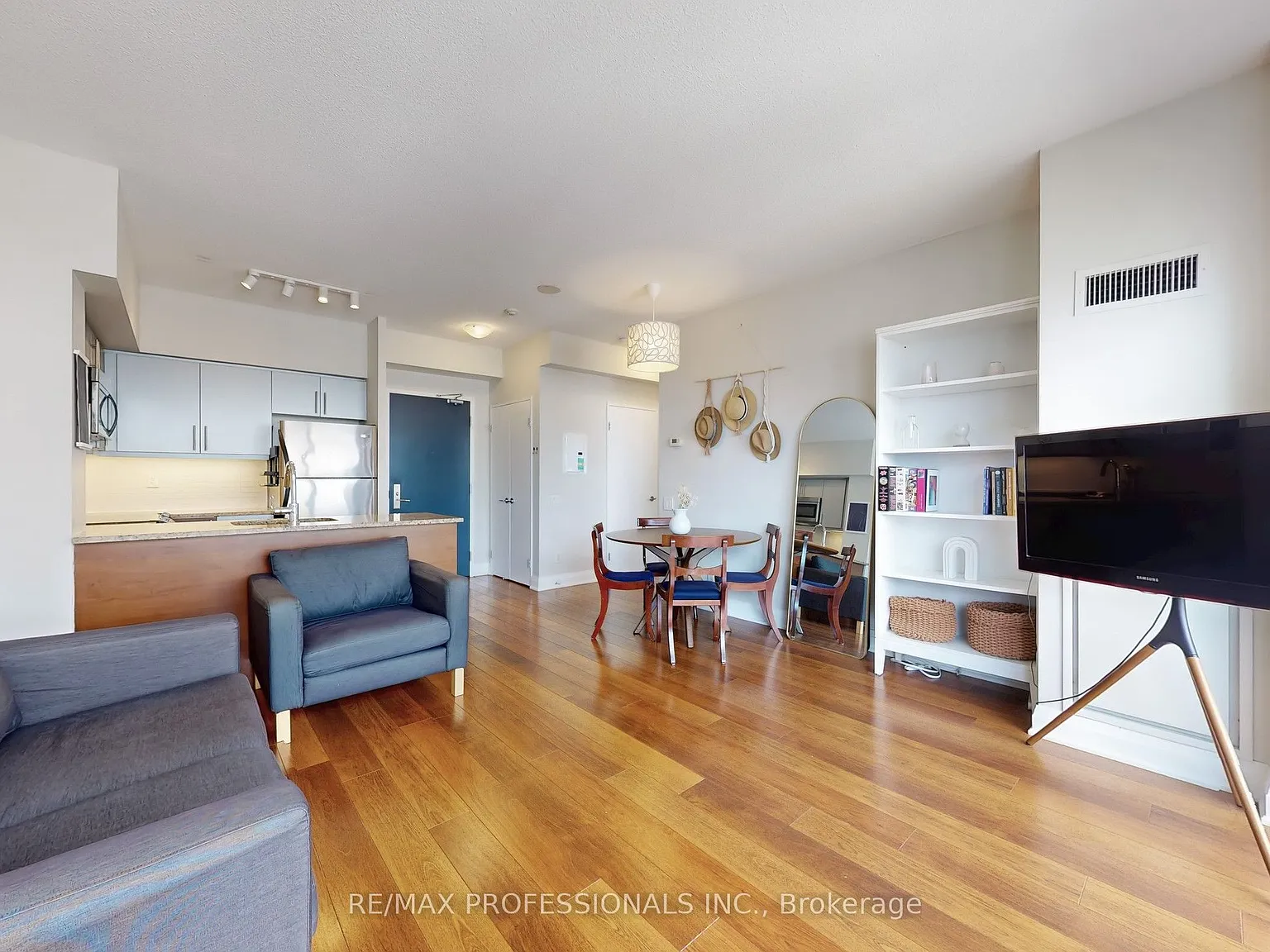 83 Redpath Residences — Photo 4