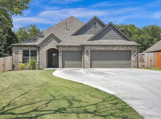 8395 Overlook Trl, Claremore, OK 74019