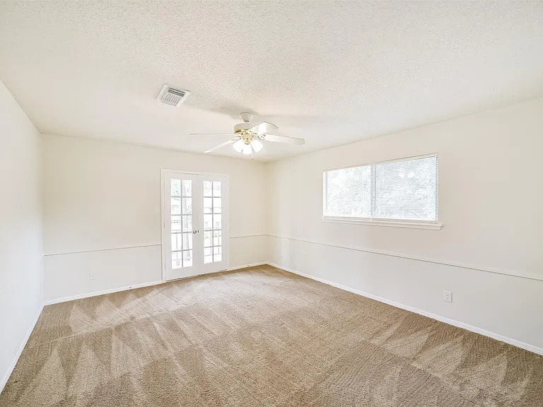 1011 Baltic Ln — Photo 38
