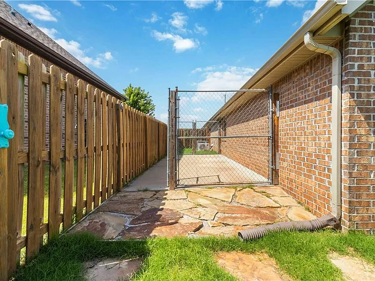 1340 Sweetbriar Cir — Photo 31