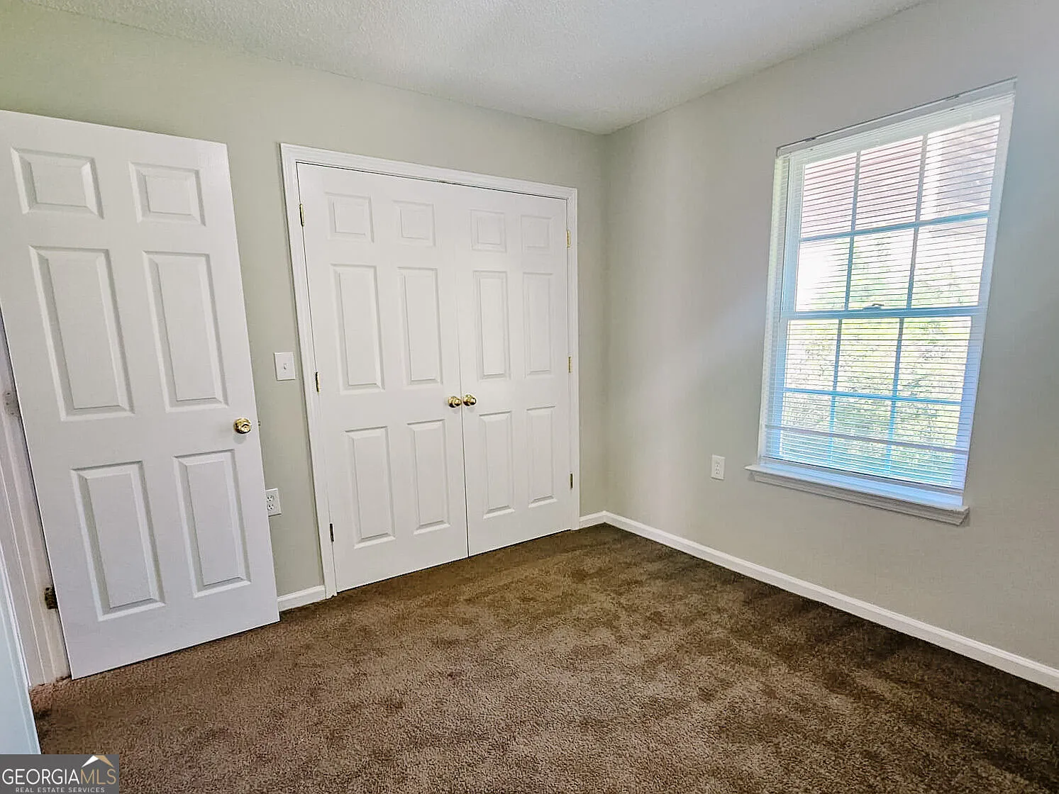 3 bed, 2.0 bath, 1048 sqft, $1,349 — Photo 2