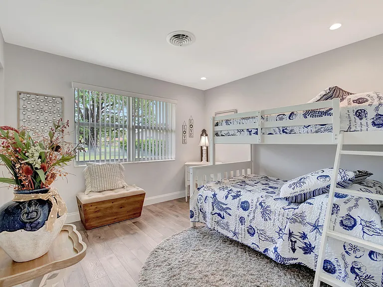 302 Venice Dr — Photo 24