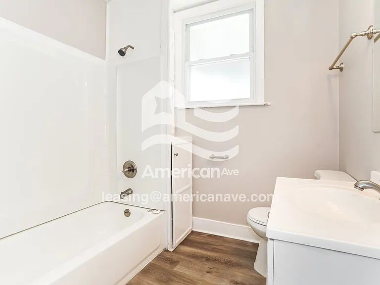 1352246_008_main_bathroom_9.jpg