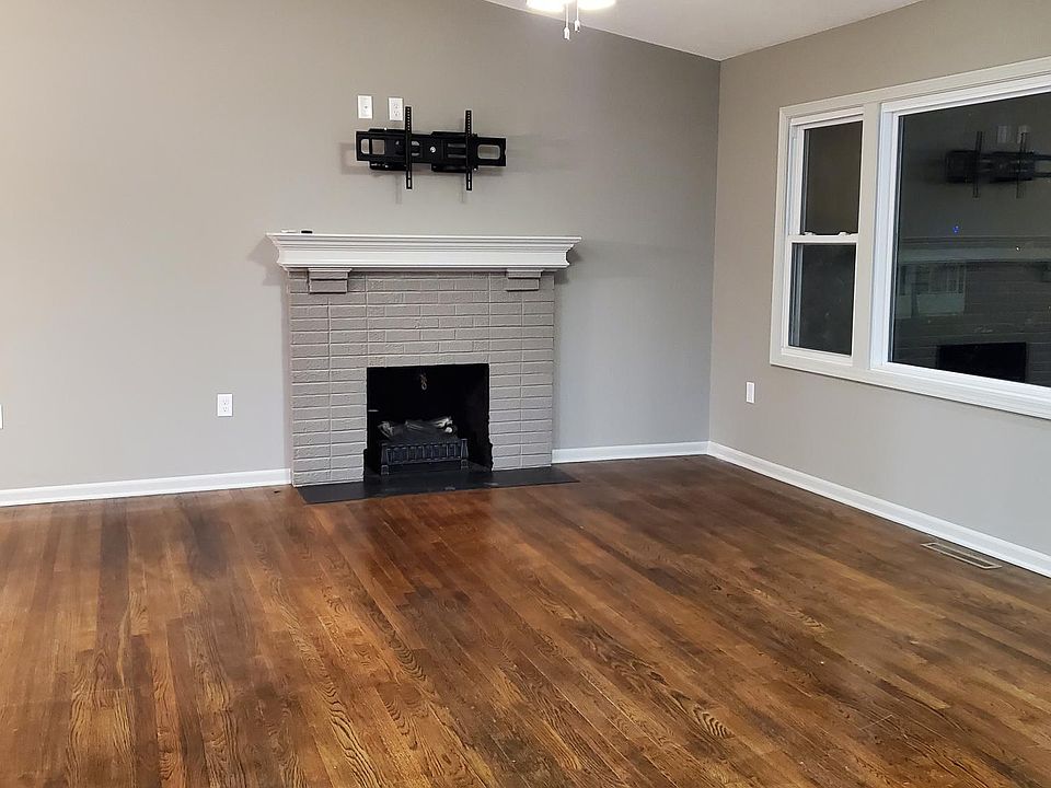 Living room. TV wall mount above the mantle.