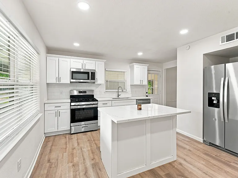 1411 W Shields Dr — Photo 5