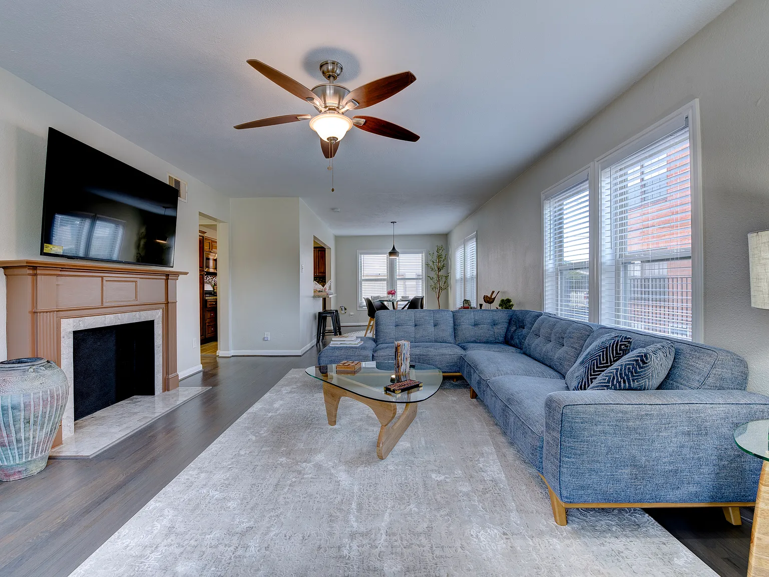 3 bed, 1200 sqft, $2,300 — Photo 2