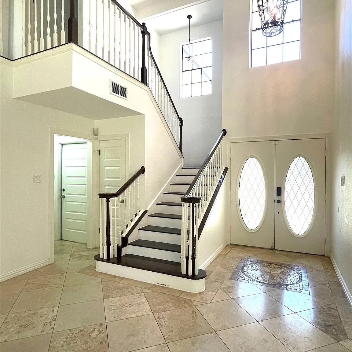 4 bed, 2.5 bath, 2350 sqft, $3,300 — Photo 4