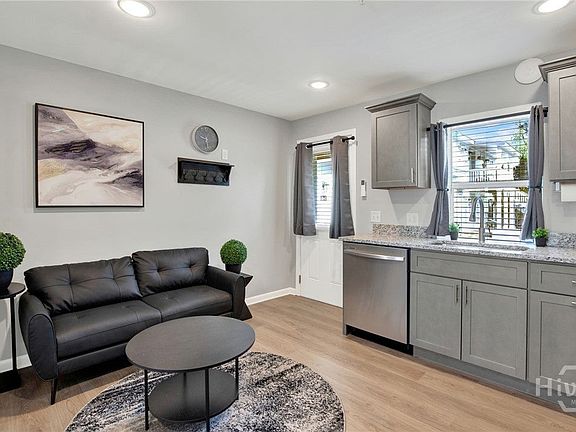 4th image of 733 W 52nd St
