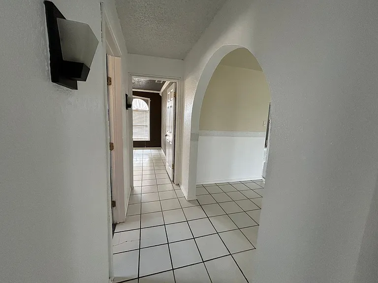609 E 6th St — Photo 11