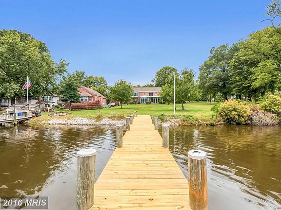 Pier w/Boat Lift, Water