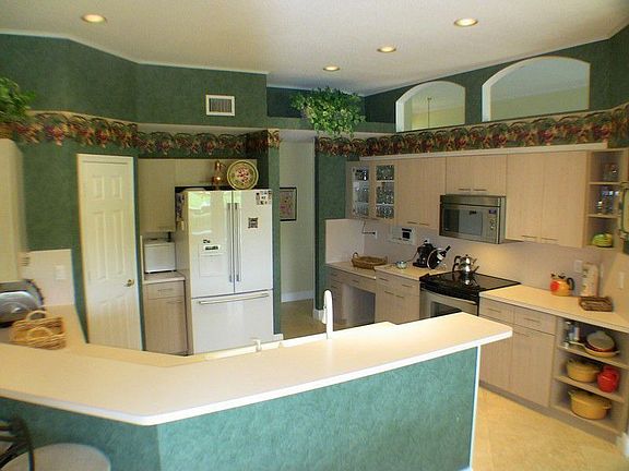 Plenty of storage, walk in pantry, breakfast bar