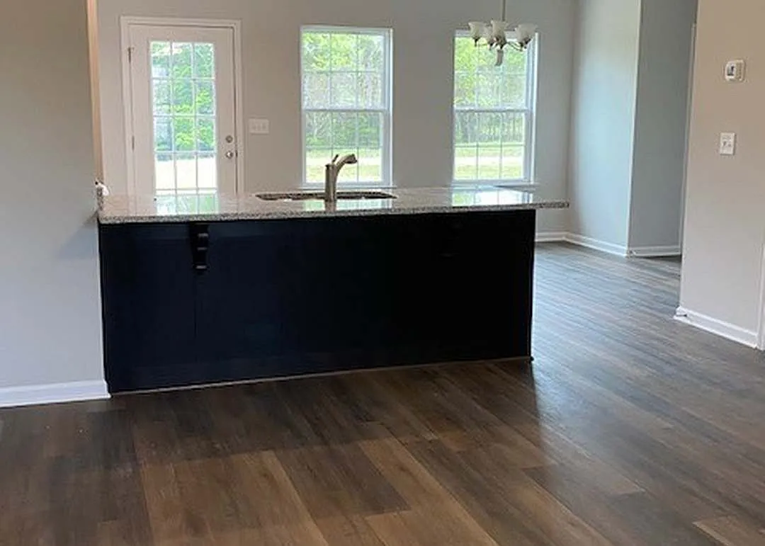 5 bed, 2.5 bath, 2086 sqft, $3,000 — Photo 2