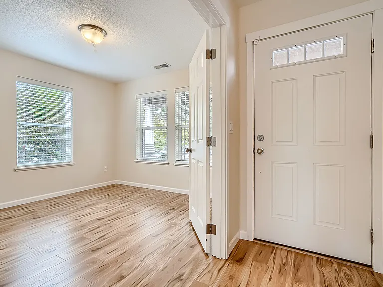 945 NW Joy Ave — Photo 4