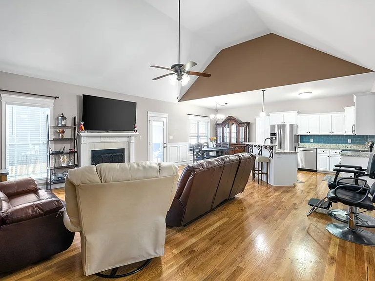 2226 Fairfax Dr — Photo 22