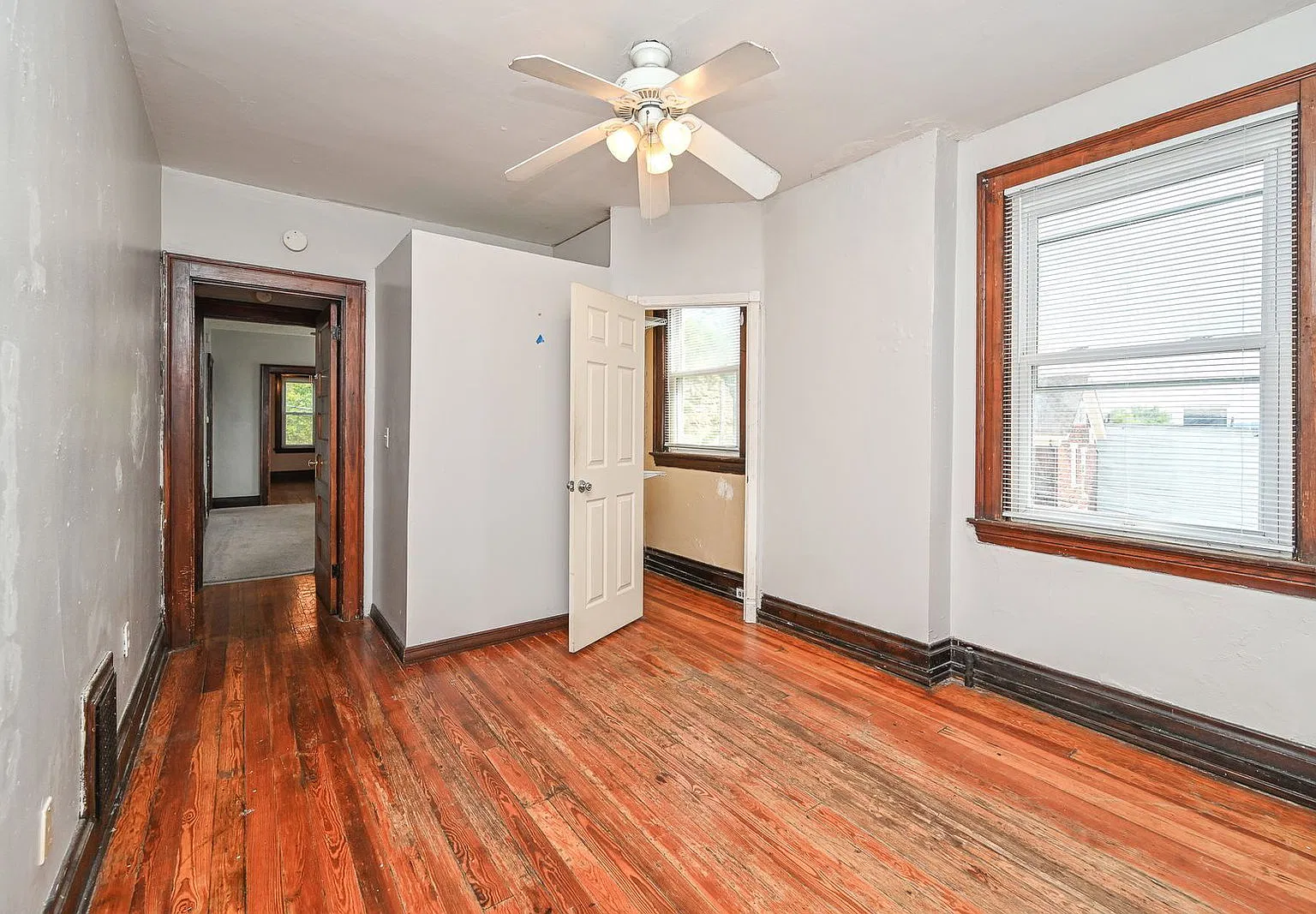 5 bed, 2.0 bath, 2945 sqft, $3,295 — Photo 4